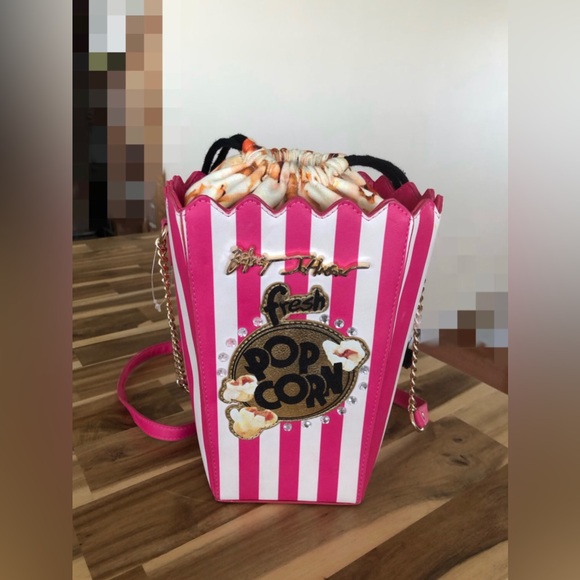 Last sample/Betsey Johnson Butter Me Up Popcorn Bucket Crossbody bag purse NWOT - Picture 3 of 9